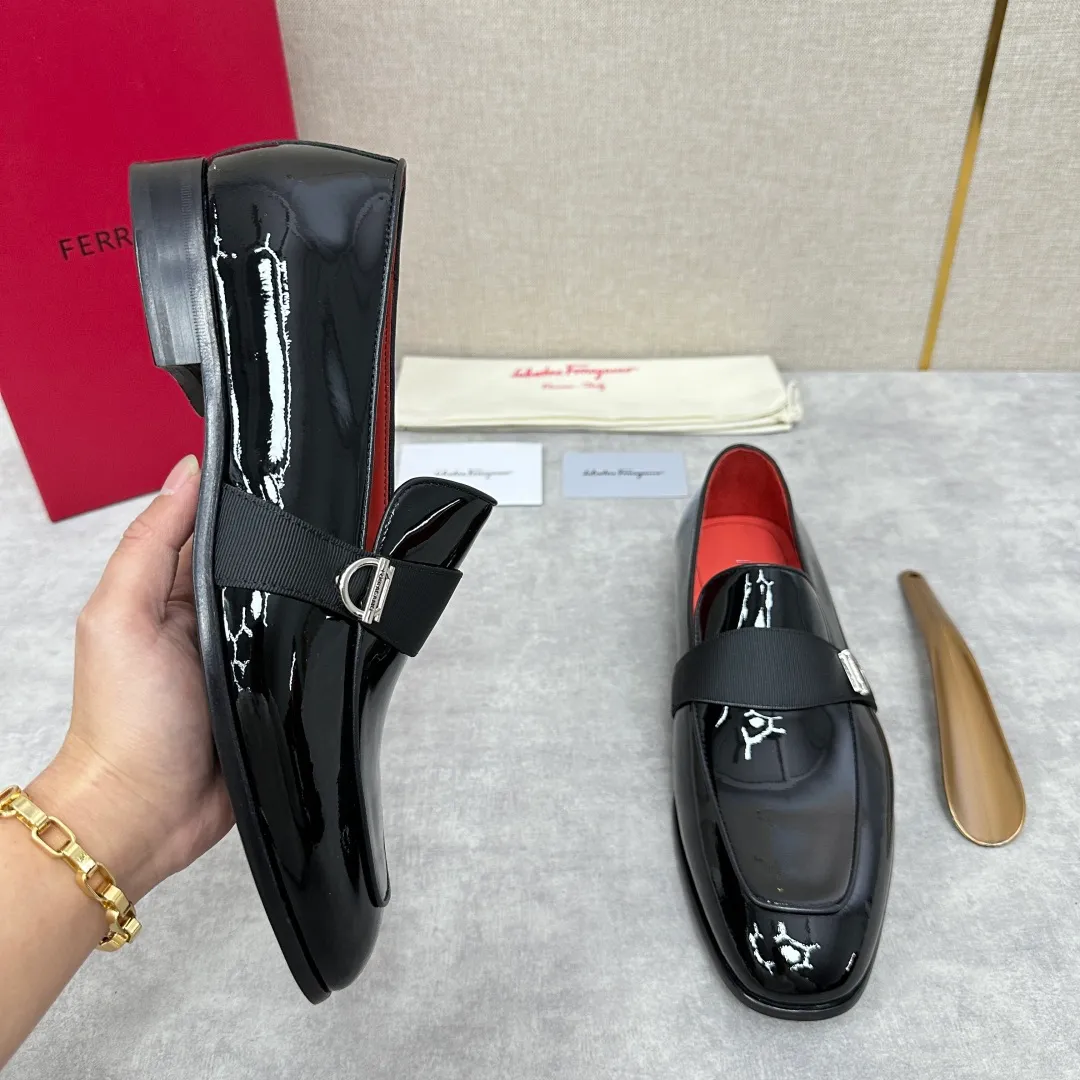 [Ferragamo] Top P: 960💰 Number of yards: 39~44 (38.45.46. Custom-made, non-refundable) Ferragamo** counters synchronize new models of men's loafers that can be worn casually or formally. The classic shape embodies the fashionable charm of formal wear, and the newly designed proportions are more modern. These loafers are made of imported open-edge beaded cowhide/fine calfskin/cow suede material. The upper is decorated with webbing, and the side is privately molded with silver Gancini buckles. The double stitching details add to the fashionable charm. Adopting a special "Original" structure and going through multiple processes, the soles are almost entirely handmade. Unique processing technology demonstrates exquisite craftsmanship. The original privately modeled genuine leather outsole is paired with a personalized rubber backing. It is comfortable, non-slip and wear-resistant. It can be worn as a slip-on. Exquisite hand-stitching. The workmanship is as fine as that of a store. The original color calfskin lining is sweat-absorbent, anti-odor, comfortable and breathable. The heel is also decorated with a rubber patch to perfectly improve the grip performance.